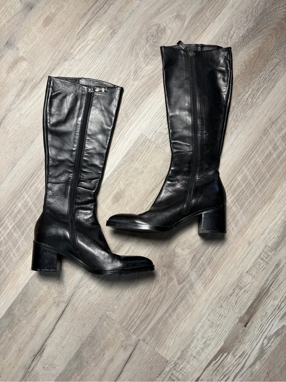 BCBGMaxAzria classic knee